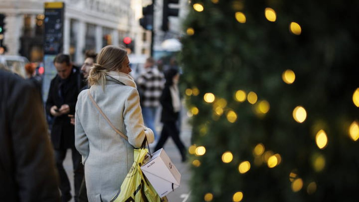 Ocho de los diez días deberán ser coincidentes con la campaña navideña. TOLGA AKMEN