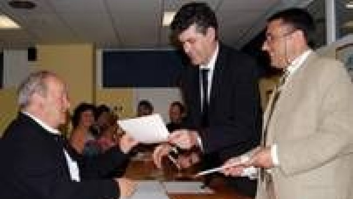 Uno de los alumnos recoge el diploma tras finalizar el curso con éxito