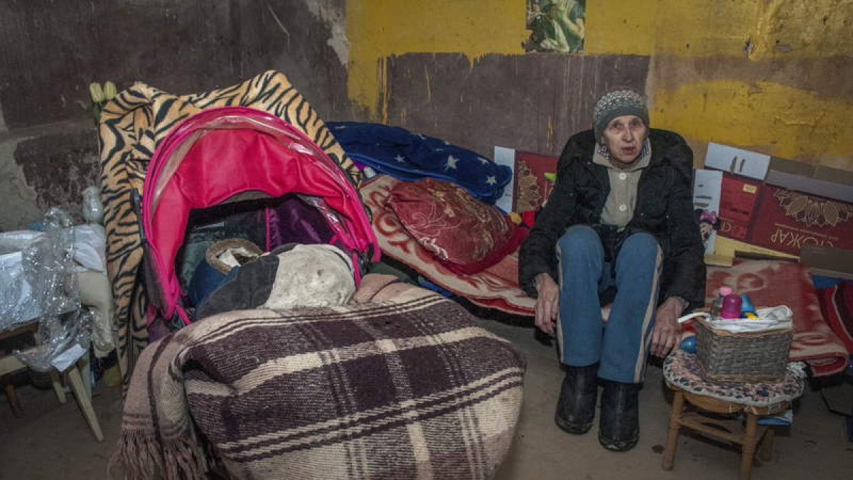 Una anciana con un bebé en un refugio de Kiev. VASILIY ZHLOBSKY