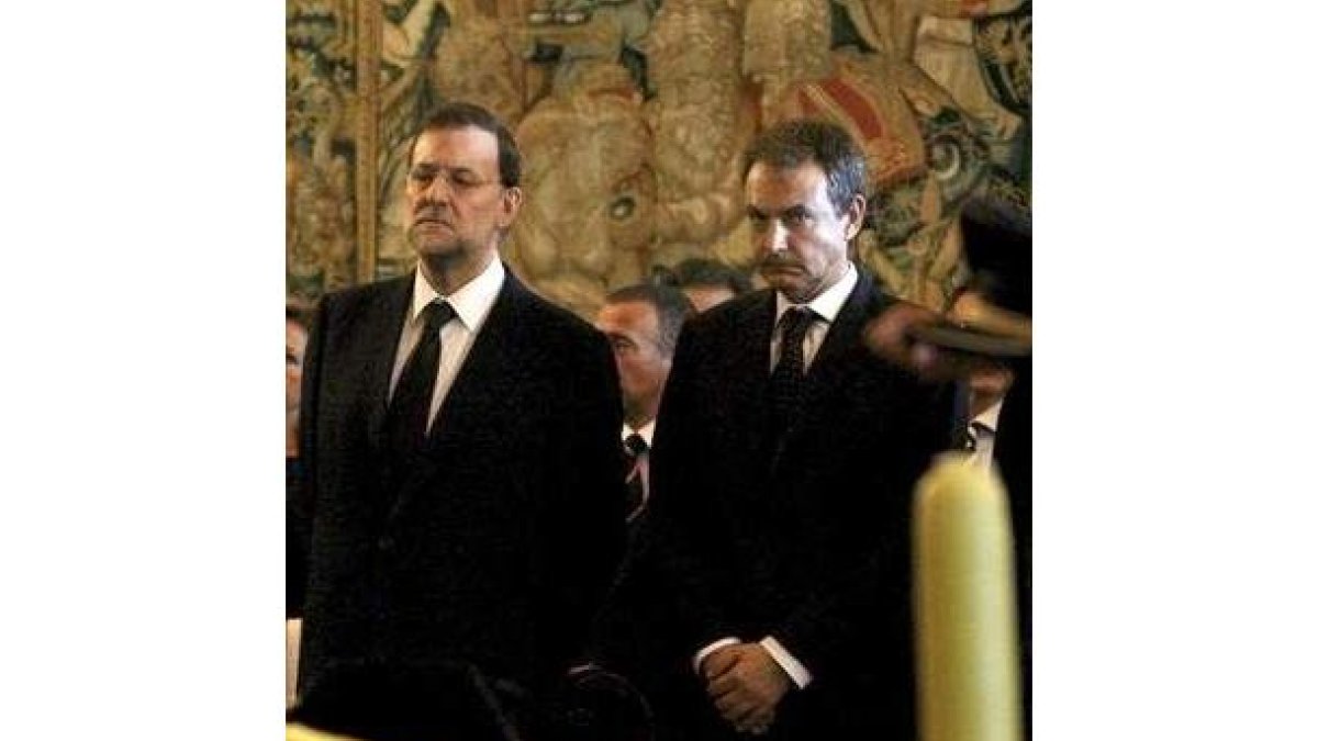 Rajoy y Zapatero acudieron juntos a la capilla ardiente.
