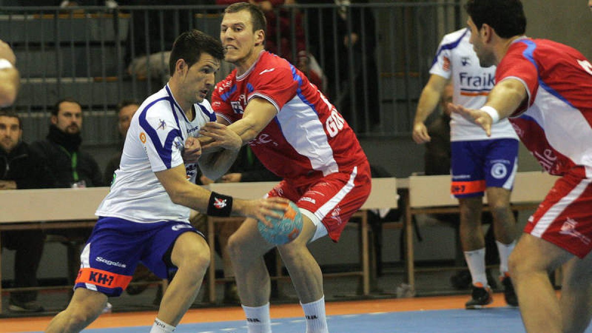 El ademarista Golubovic trata de frenar el ataque del Granollers en un lance del encuentro disputado en la noche de ayer en el Pabellón Olímpico.