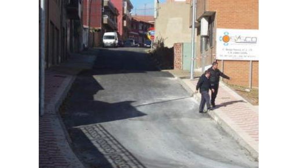 La calle ha sido urbanizada con una inversión de 90.000 euros.