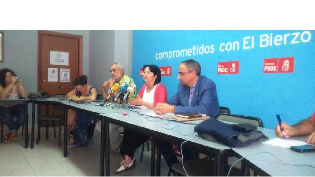 En el centro, Antonio Vega, Ángela Marqués y Olegario Ramón, ayer en la sede del PSOE