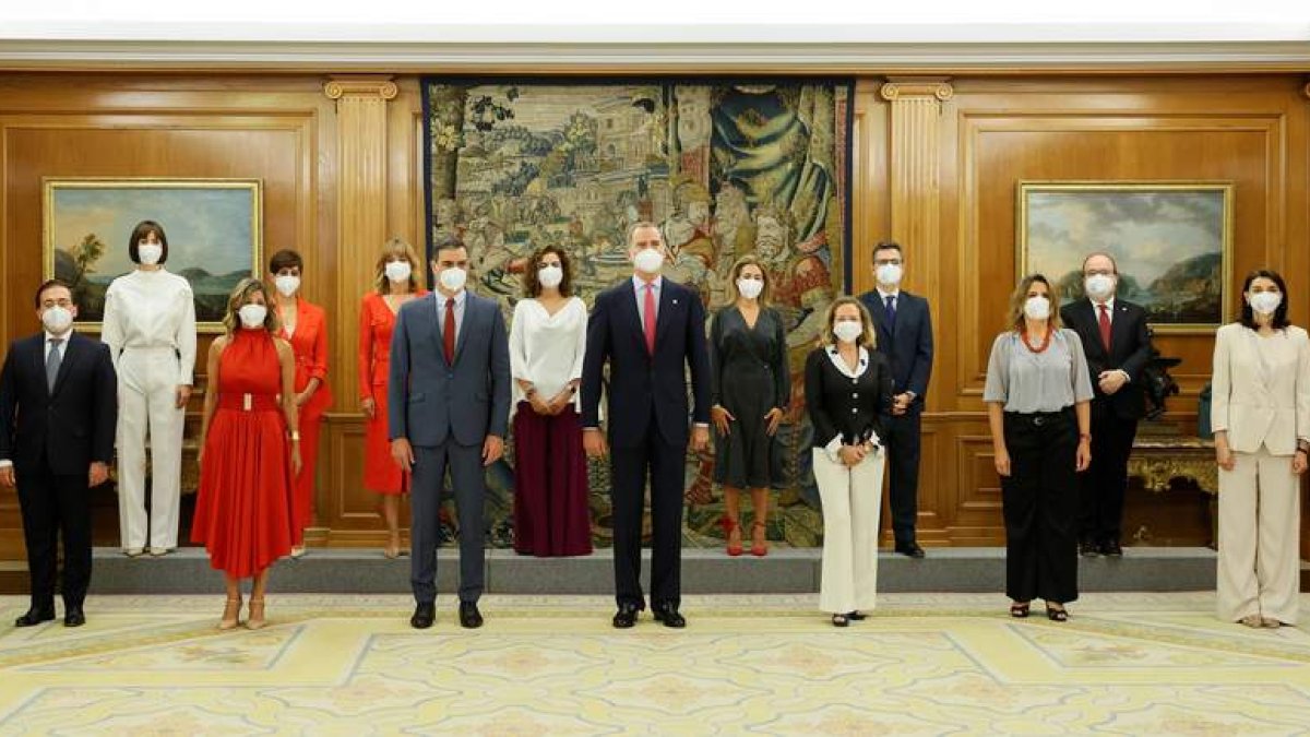 El rey Felipe VI y el presidente del Gobierno, Pedro Sánchez, posan para la foto de familia tras el acto de toma de posesión. BALLESTEROS