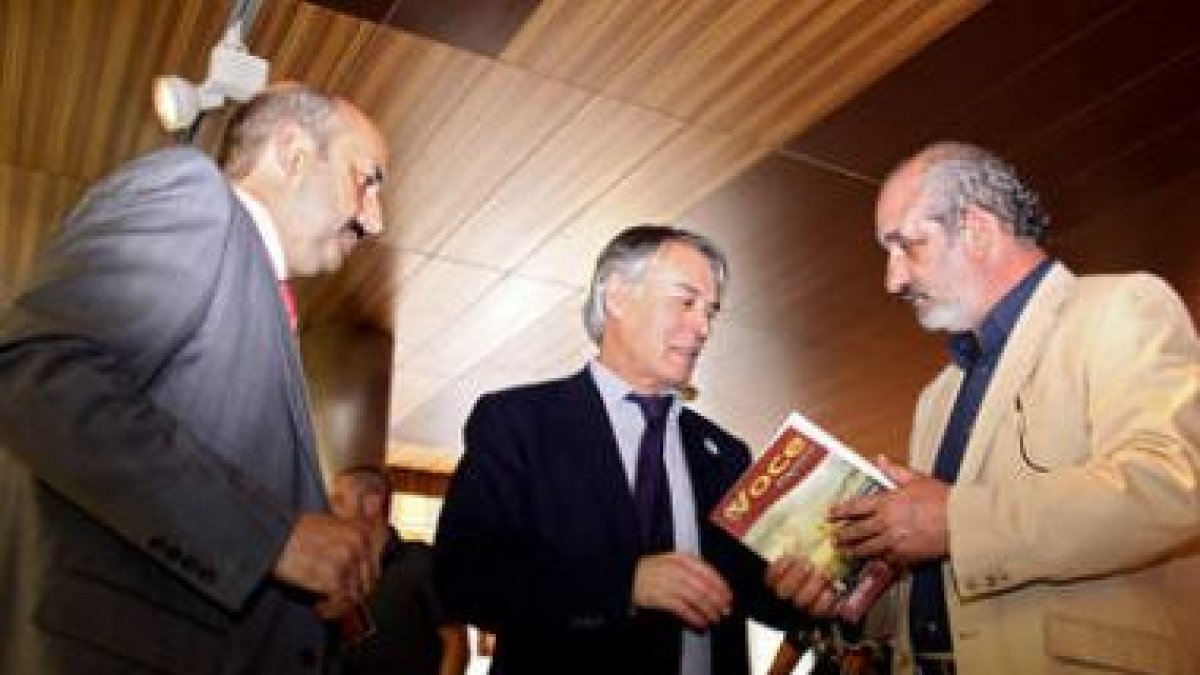 José Manuel Corral, Francisco Álvarez y Santos Llamas, en la presentación de la revista.
