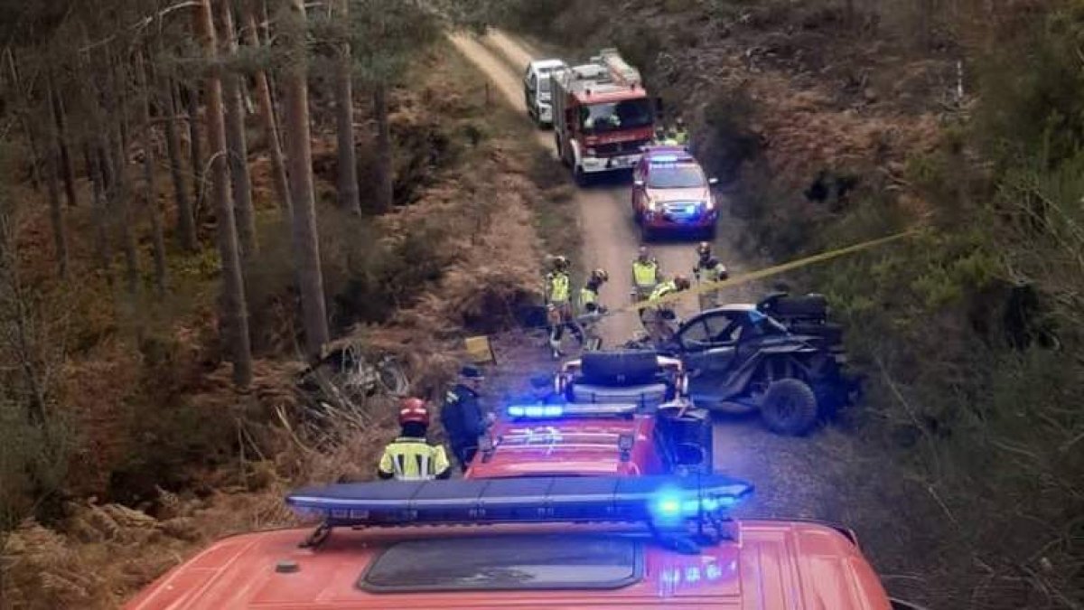 Los dos ocupantes quedaron atrapados. BOMBEROS DE LEÓN