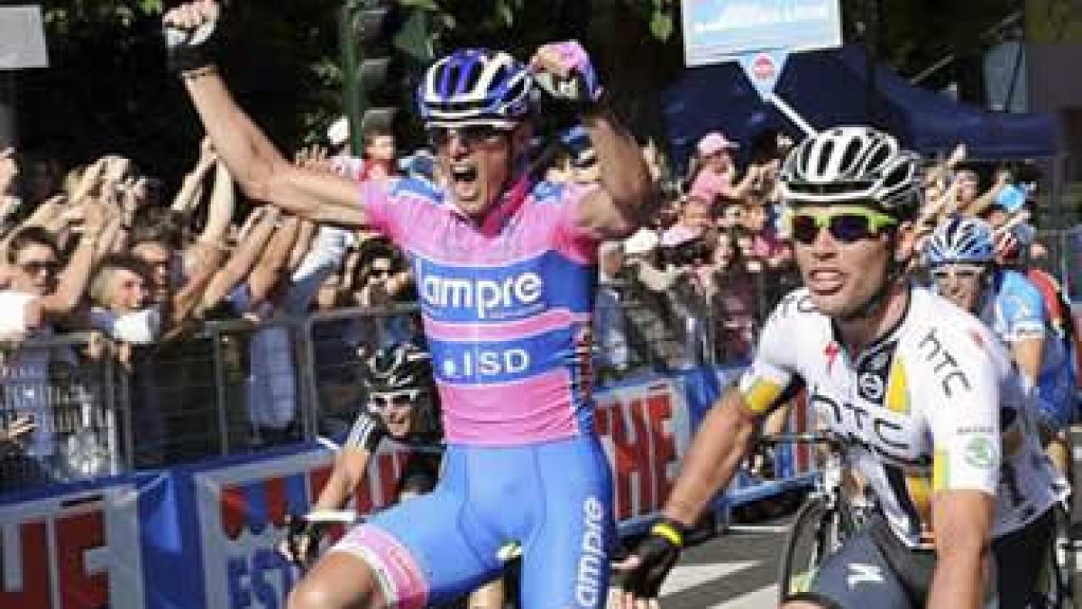 El italiano Alessandro Petacchi celebra su victoria al cruzar la línea de llegada.