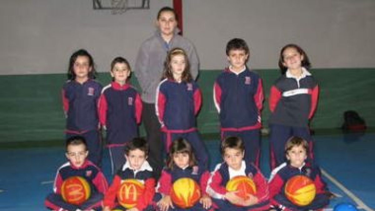Equipo femenino del Loyola que participa en el torneo.