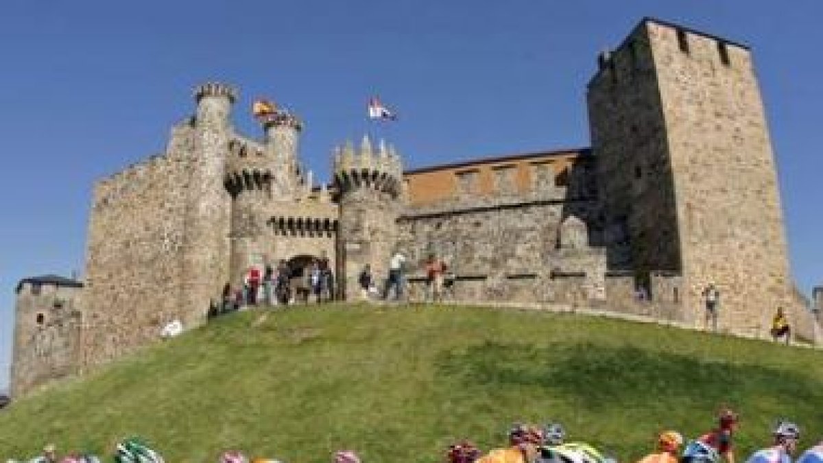 El pelotón pasa por delante del Castillo durante la etapa con final en Ponferrada del 2008.
