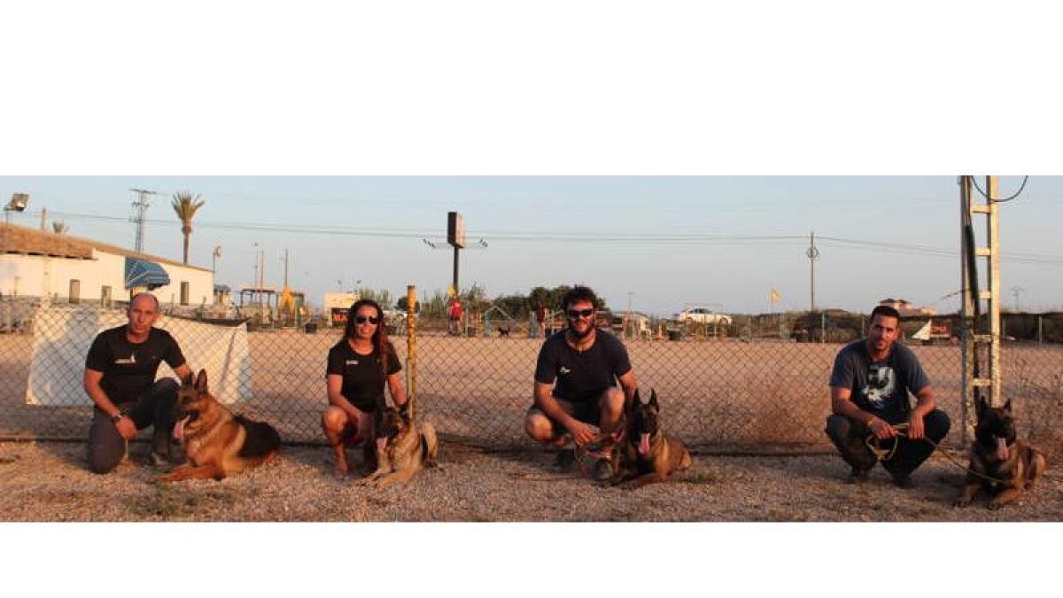 Imagen de parte del equipo del proyecto Escan en Murcia con varios de los perros que utilizan para el programa. ESCAN