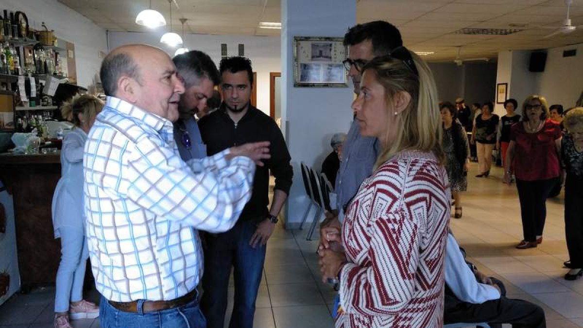 Noelia Álvarez escucha a un grupo de ciudadanos. DL