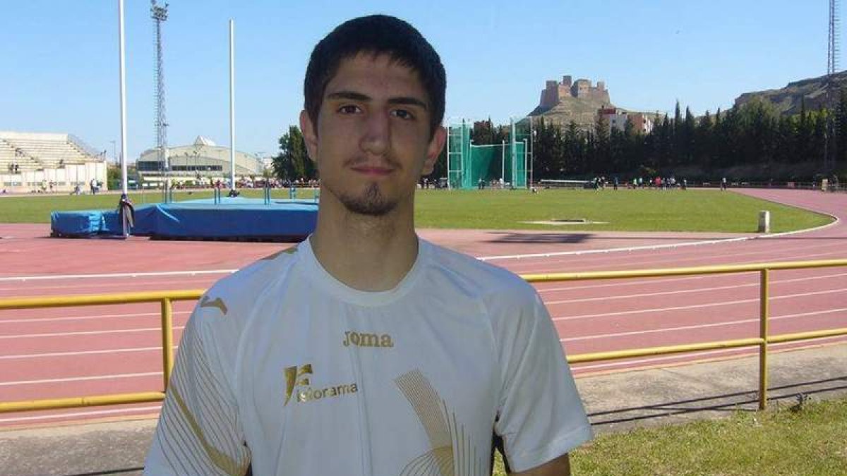 Daniel Pérez posa en la pista del estadio de Monzón donde lograba colgarse tres medallas.