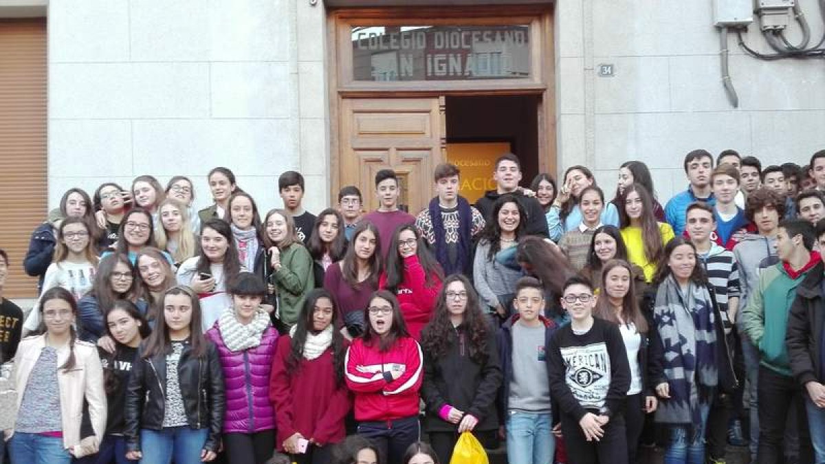 Grupo de alumnos de Secundaria a la puerta del San Ignacio. DL