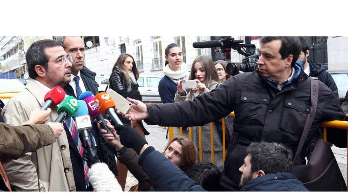 El siempre mediático Fermín Guerrero, acompañado por su procurador, atendió a los medios al salir de la vista.  RAQUEL P. VIECO