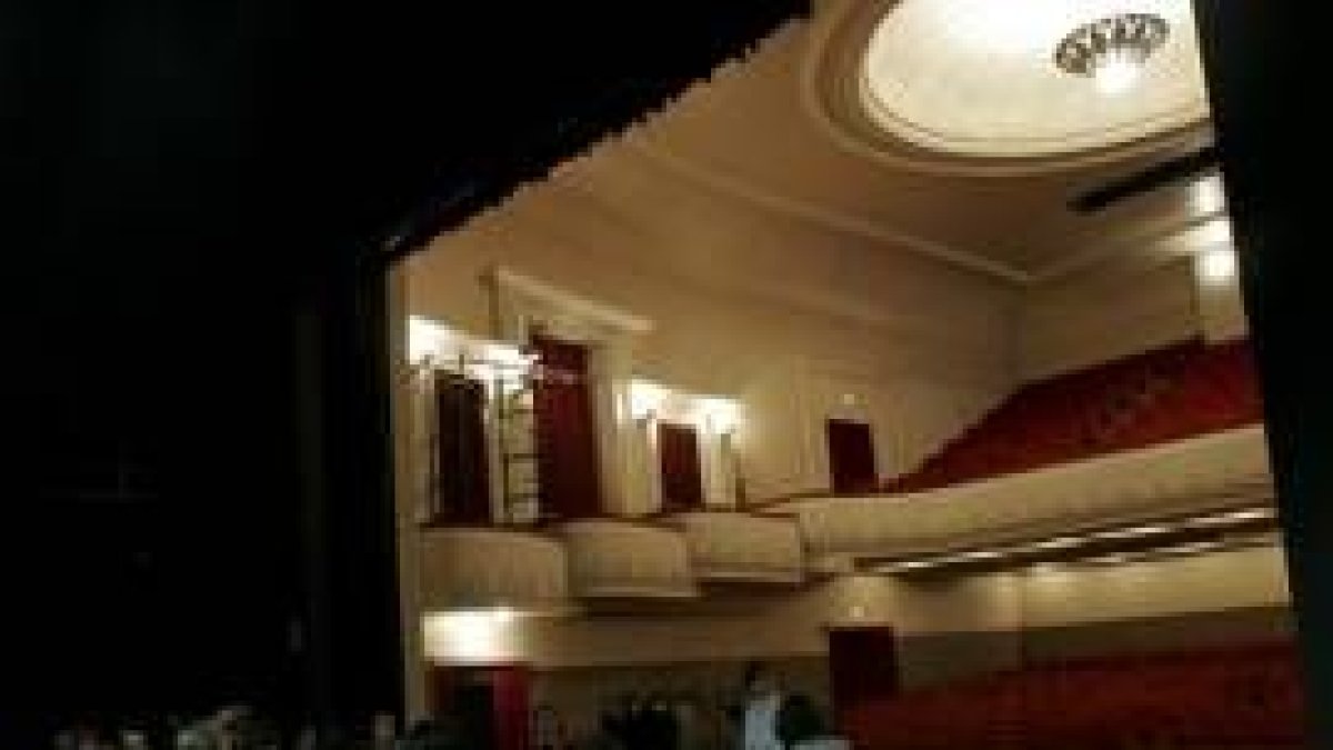Los alumnos del taller, ayer en una de las primeras clases que se impartieron en el Teatro Bergidum