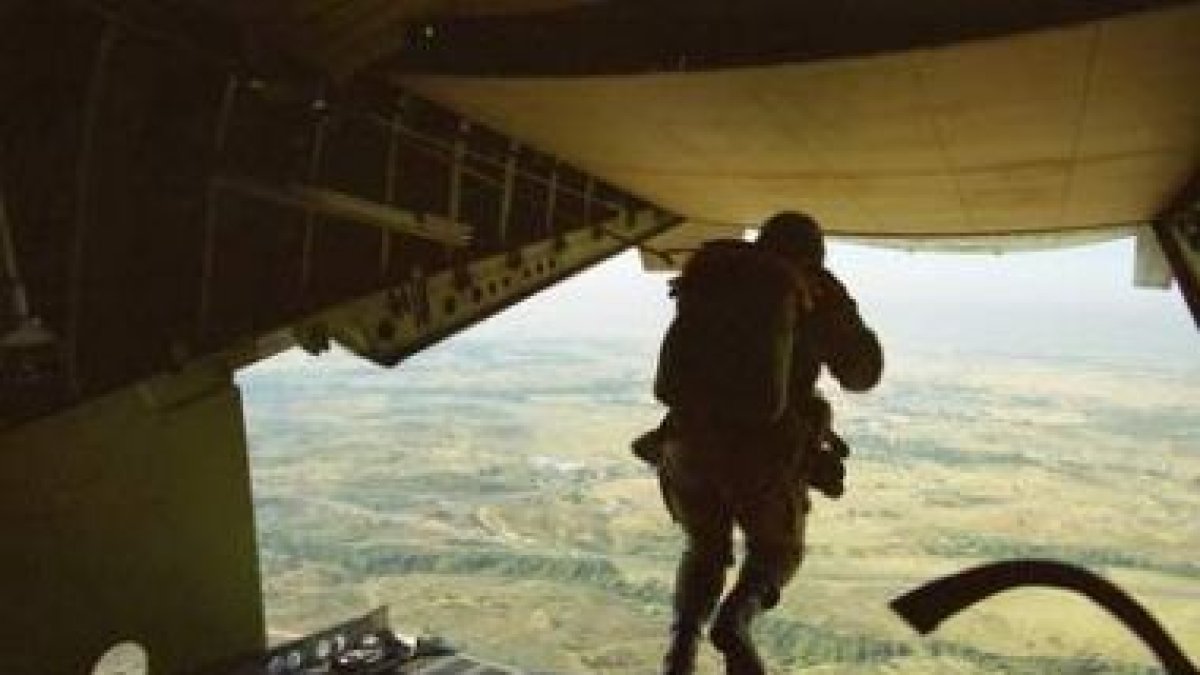 Imagen de archivo de un soldado ejecutando un salto.