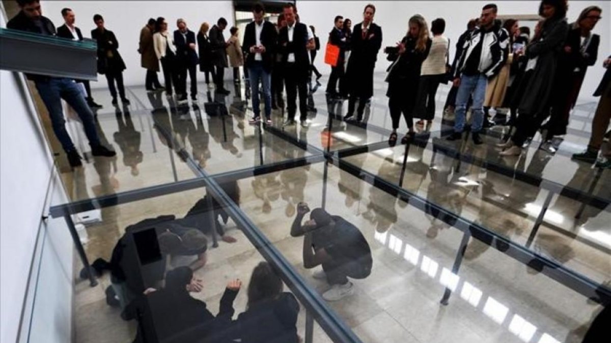 Un momento de la 'performance' 'Faust' que Anne Imhof ha creado para el pabellón alemán de la Bienal de Arte de Venecia.