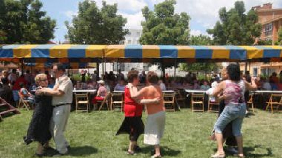 La comida de confraternización contó con un animado baile.