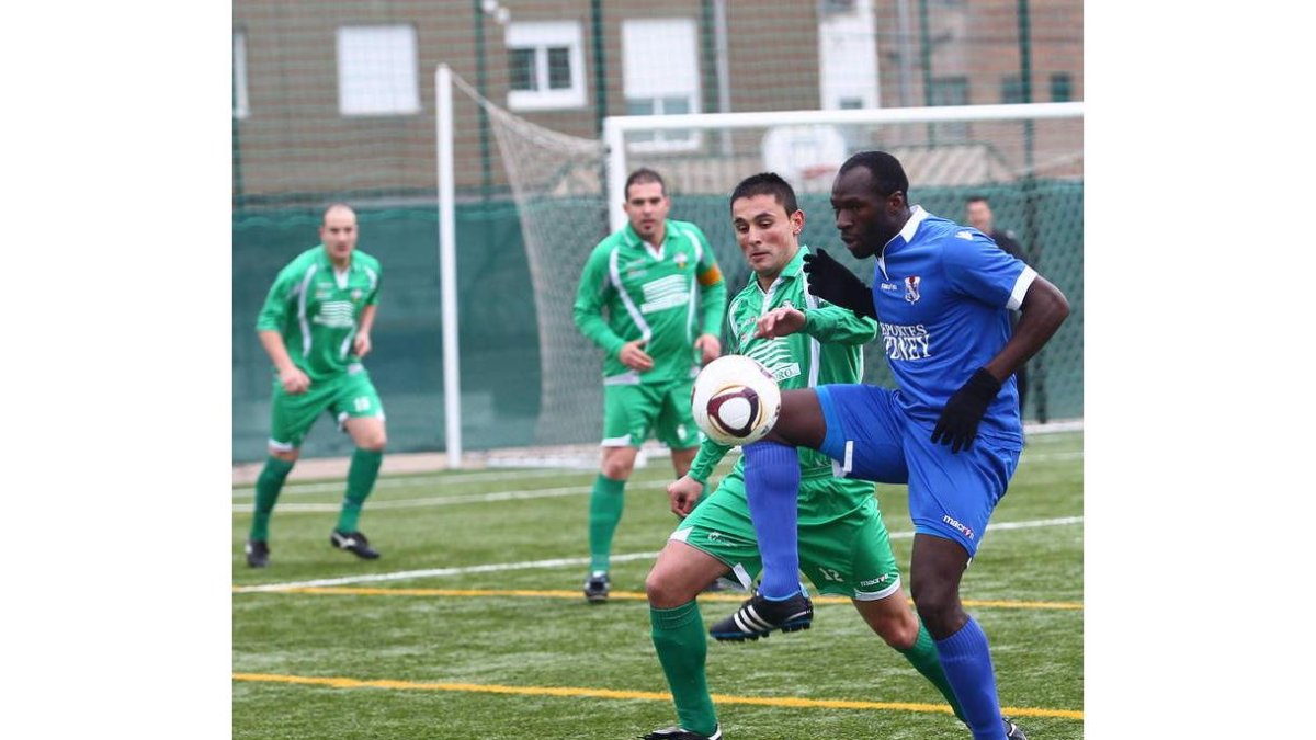 Moussa, a la derecha, pasó desapercibido en su debut con la elástica trepalense.