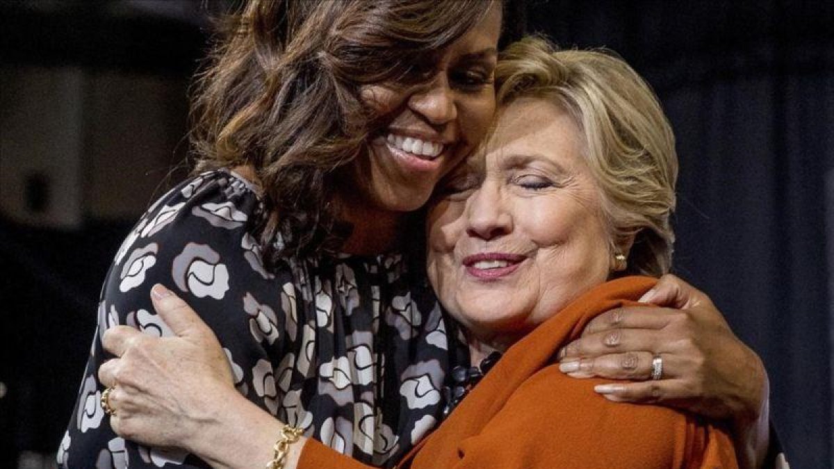 La primera dama de EEUU, Michelle Obama, con la candidata republicana a la Casa Blanca, Hillary Clinton.