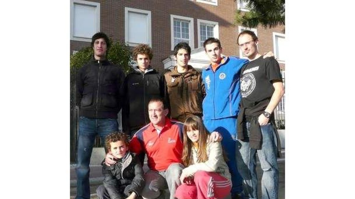 Imagen de familia de los atletas leoneses.