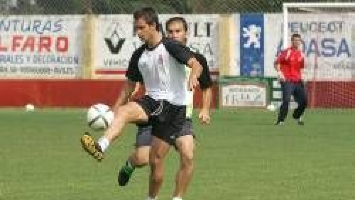 Diego Cascón controla el esférico en el campo del Navarro asturiano