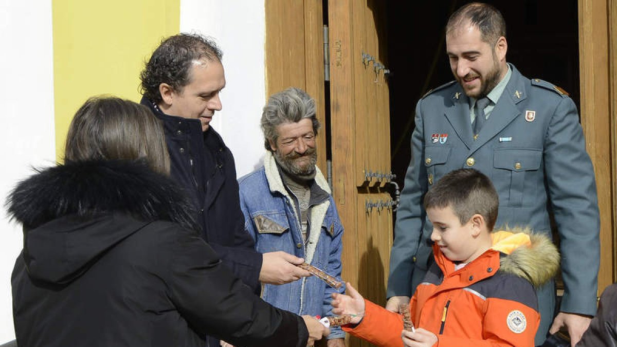 La alcaldesa en el reparto de almendras garrapiñadas a la salida de misa. ACACIO