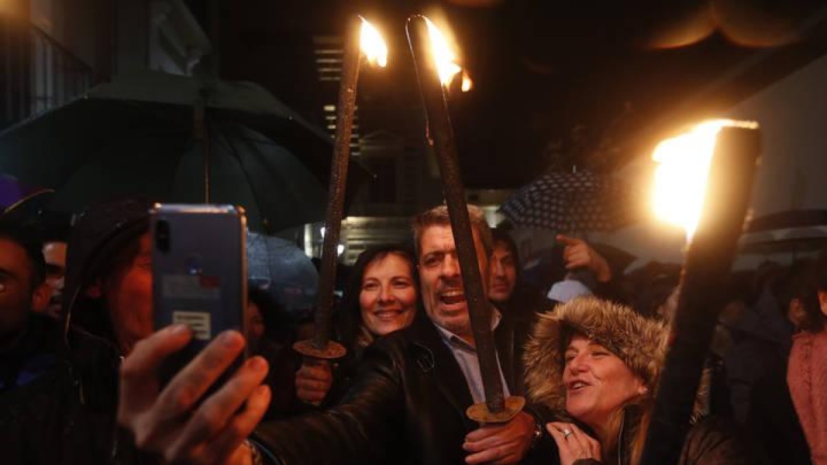 Miles de personas participan en el 'Entierro de Genarín' en memoria de Genaro Blanco, el pellejero borrachín convertido en leyenda por la Cofradía de Nuestro Padre Genarín, que cada Jueves Santo organiza una procesión pagana en su honor por León.