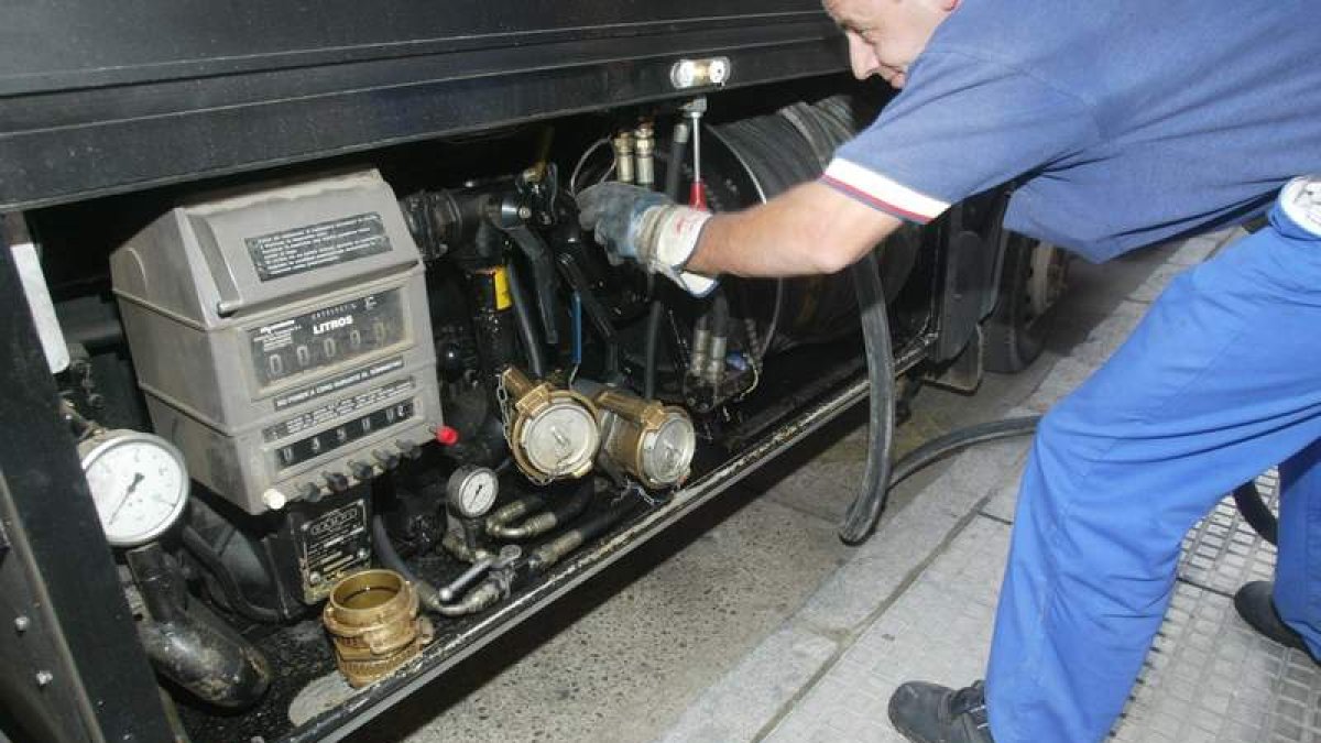 Un operario, controlando la descarga de gasóleo para calefacción.