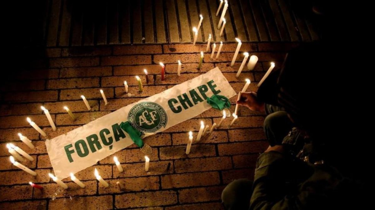 Velas en homenaje a las víctimas del siniestrado avión del club brasileño Chapecoense, en Bogotá.