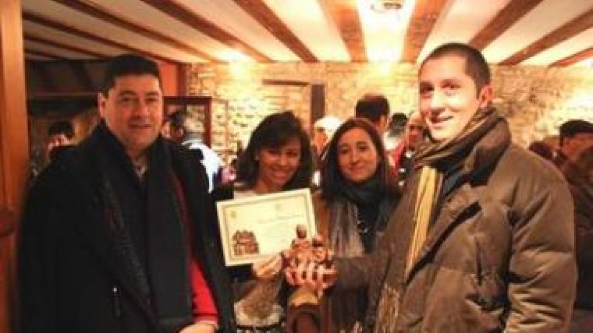 Ganadores del primer premio del concurso de belenes en el Colegio de los Jesuitas