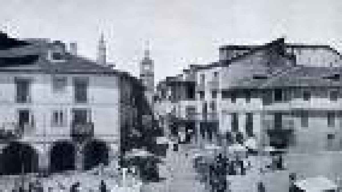 La popular plaza ponferradina de la Encina, en una imagen del siglo pasado
