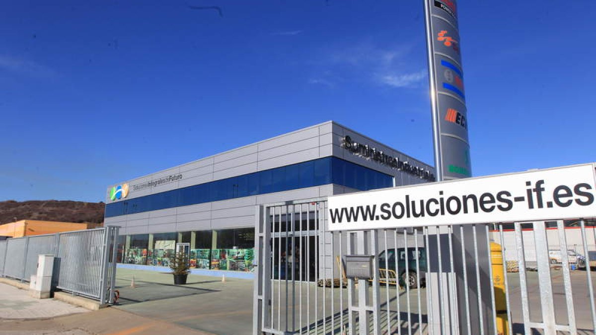 Con acceso directo a la A-6, la oficina, almacén, tienda y taller se localizan en el área industrial de San Román de Bembibre.