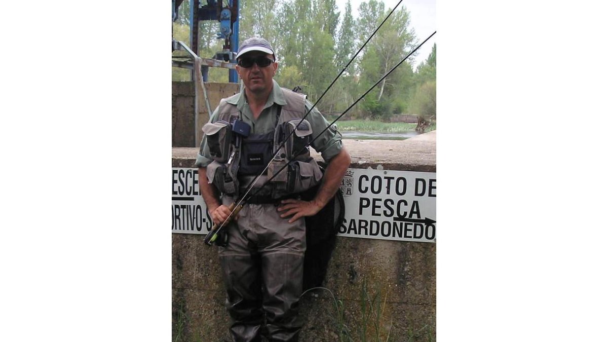 Un pescador en el coto de Sardonedo, en el río Órbigo.