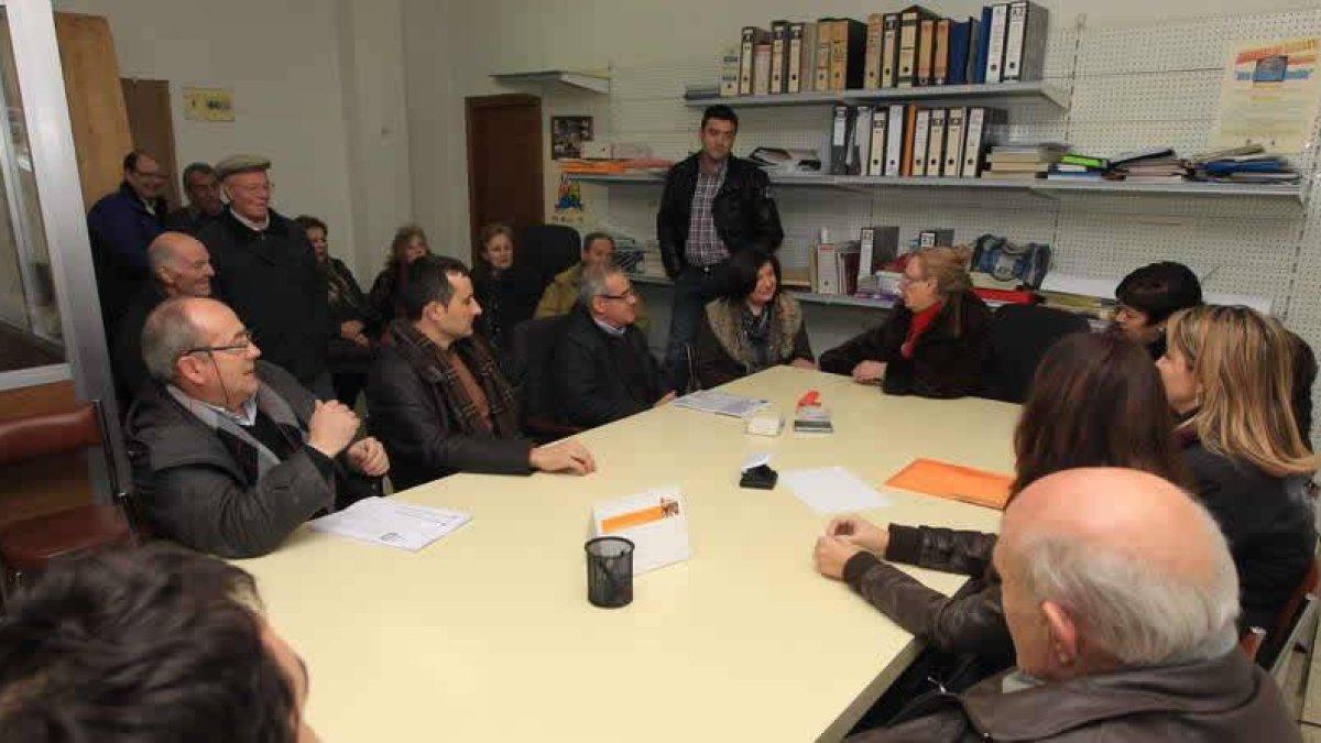 Los vecinos se reunieron con Fierro en la sede de la asociación Matagal de Cuatrovientos.