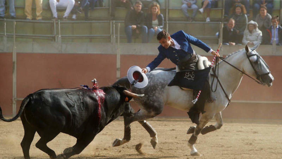 Óscar Borjas, durante su faena. RAMIRO