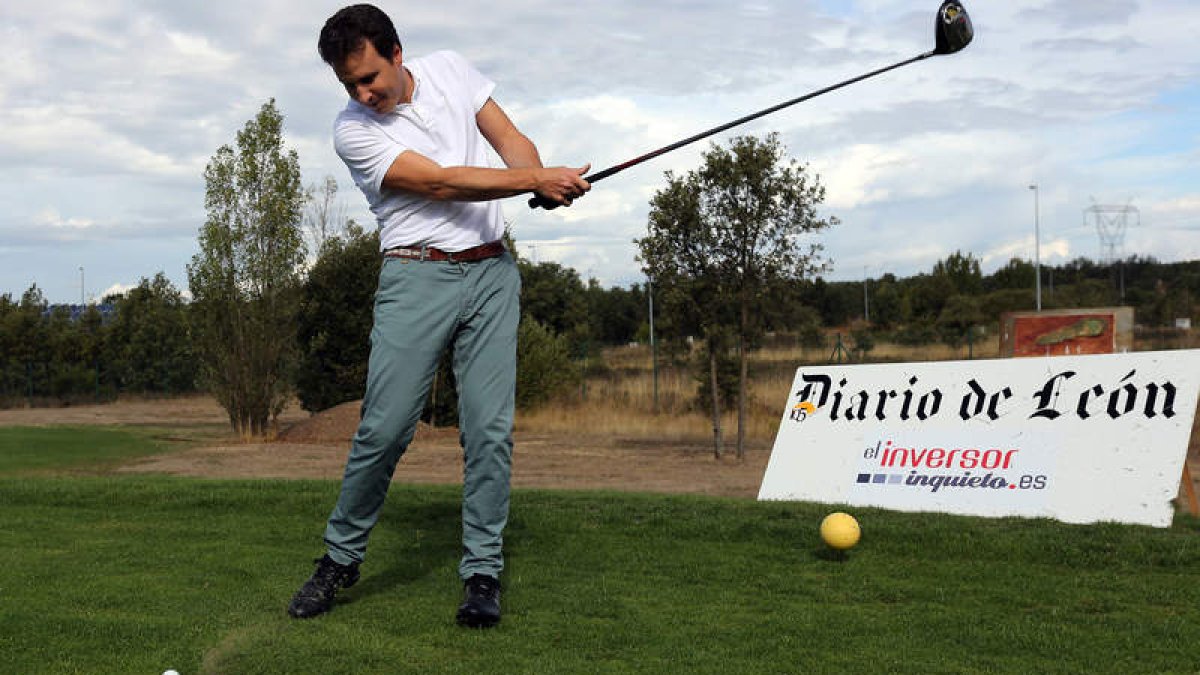 Uno de los jugadores que ayer participó en el XIV Pro Am de Diario de León toma distancia antes de golpear una bola en el campo del León Club de Golf.