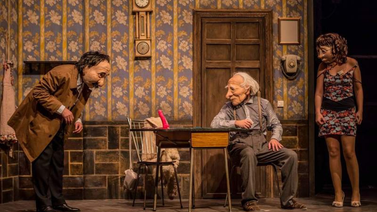 Una de las escenas del teatro de máscaras que se verá en el Bergidum el próximo viernes. DL