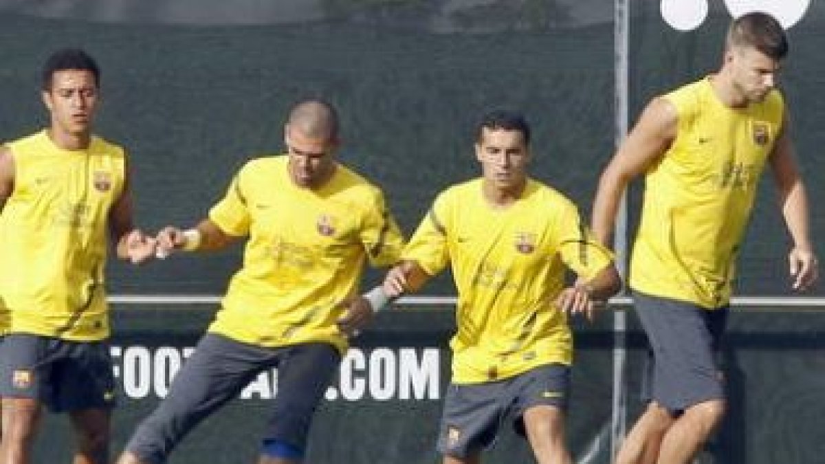 Piqué, Pedro, Valdés y Thiago se ejercitaban ayer tras la vuelta al trabajo del Barcelona.