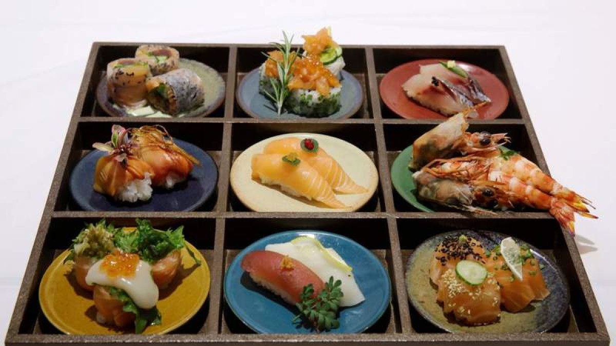 El sushi no se muerde, no se deja esperando en el plato, no se comparte, no se puede abandonar la mesa para ir al baño mientras se come y, sobre todo, no se le añade más salsa de soja.