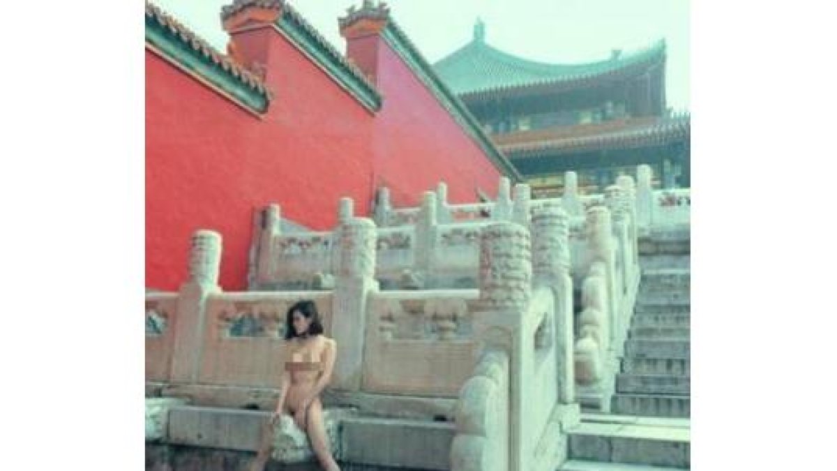 Una de las imágenes polémicas de la modelo en la Ciudad Prohibida.