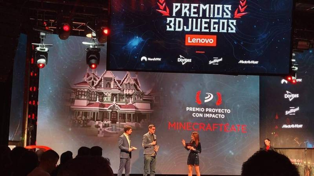 Gabriel García, en el centro, recogiendo el premio. DL