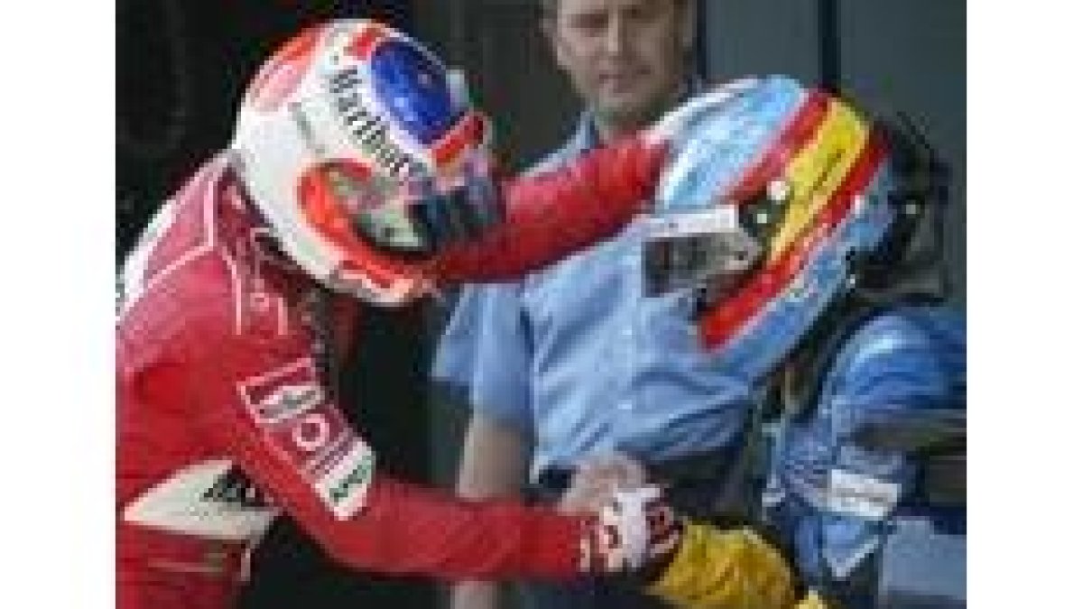 Barrichelo felicita a Fernando Alonso tras concluir la prueba