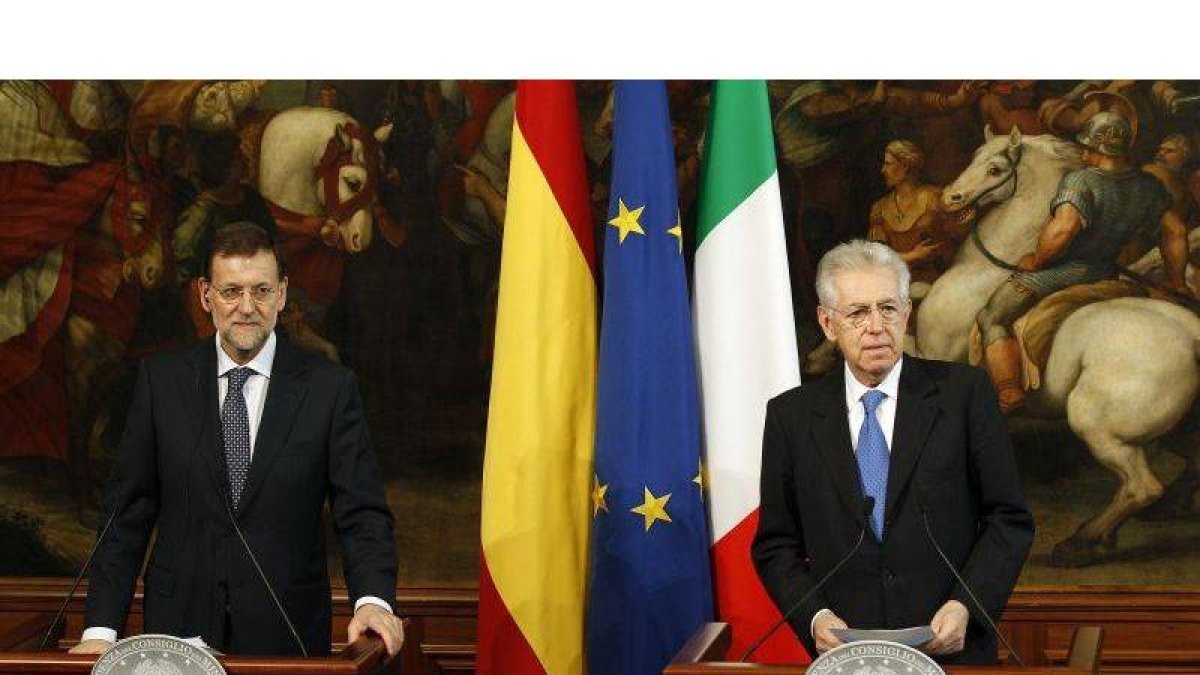 El presidente del Gobierno español, Mariano Rajoy, durante la conferencia de prensa conjunta ofrecida hoy, 23 de febrero, con el primer ministro italiano, Mario Monti, en el Palacio Chigi de Roma tras mantener una reunión en la que ambos analizaron la cri
