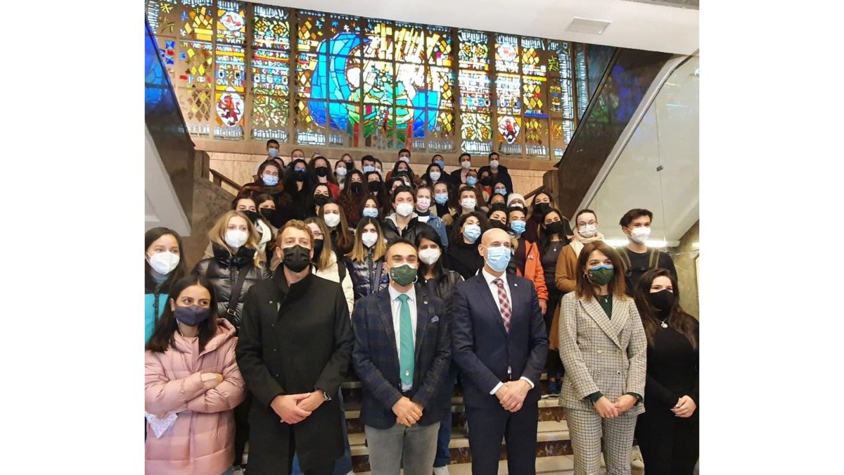 Un momento del encuentro de esta mañana entre el alcalde de León y los Erasmus. DL