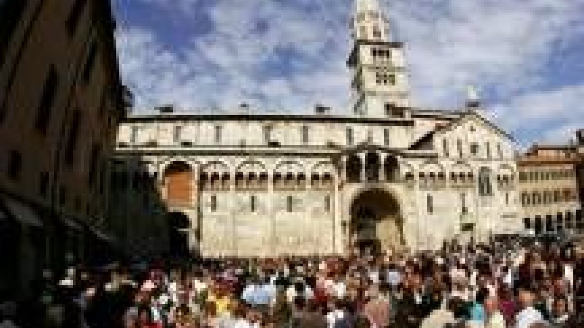 Miles de personas se agolpan a las puertas de la catedral de Módena para despedir a Pavarotti
