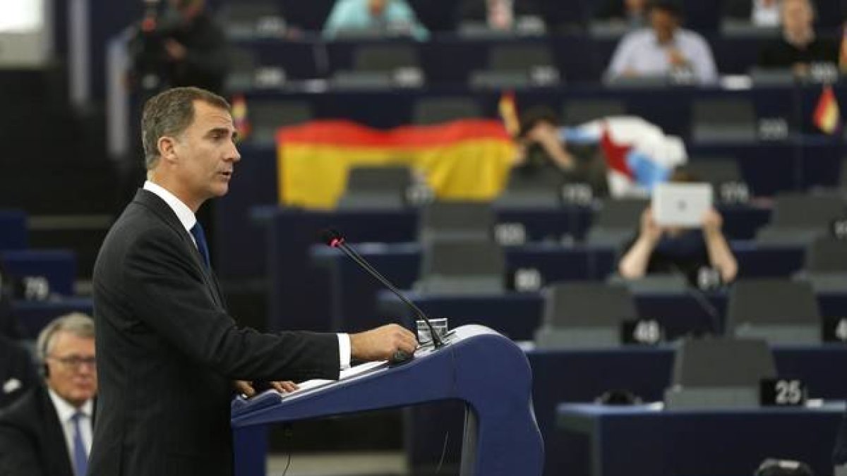 El rey Felipe, durante su discurso, con una bandera republicana y una independentista gallega al fondo, este miércoles en el Parlamento Europeo.
