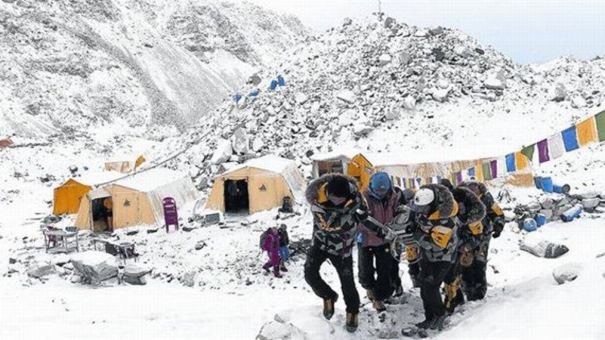 Equipos de rescate buscando entre los escombros cerca de Katmandú, ayer.