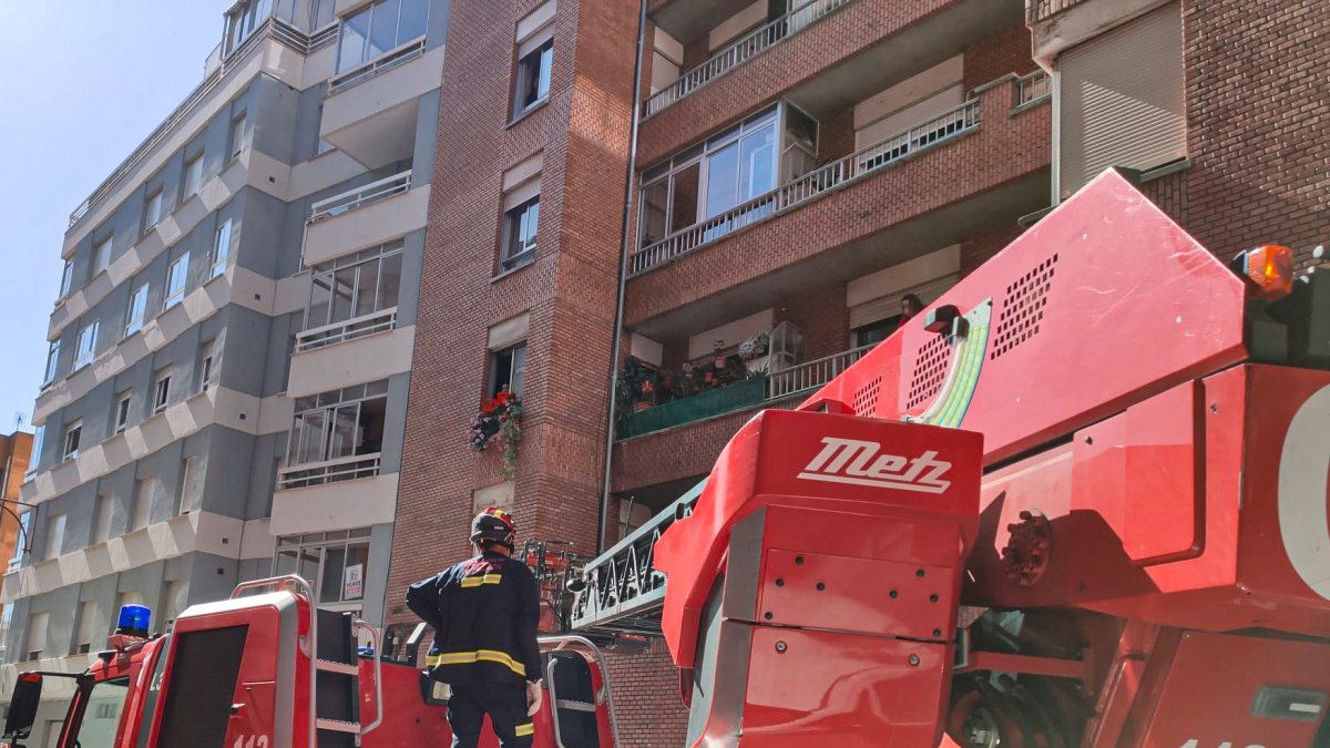 Intervención en la calle San Guillermo para auxiliar a una anciana. BOMBEROS DE LEÓN