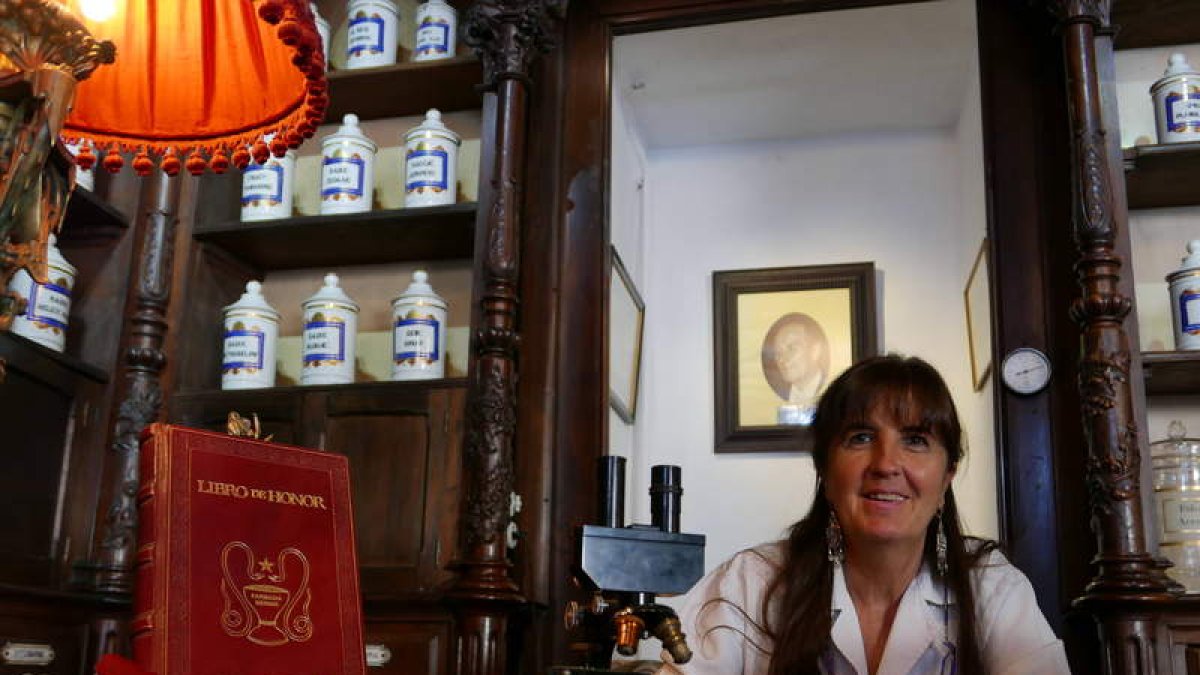 María José Alonso, actual titular de la farmacia Merino, que compró su padre en los años treinta del siglo pasado.